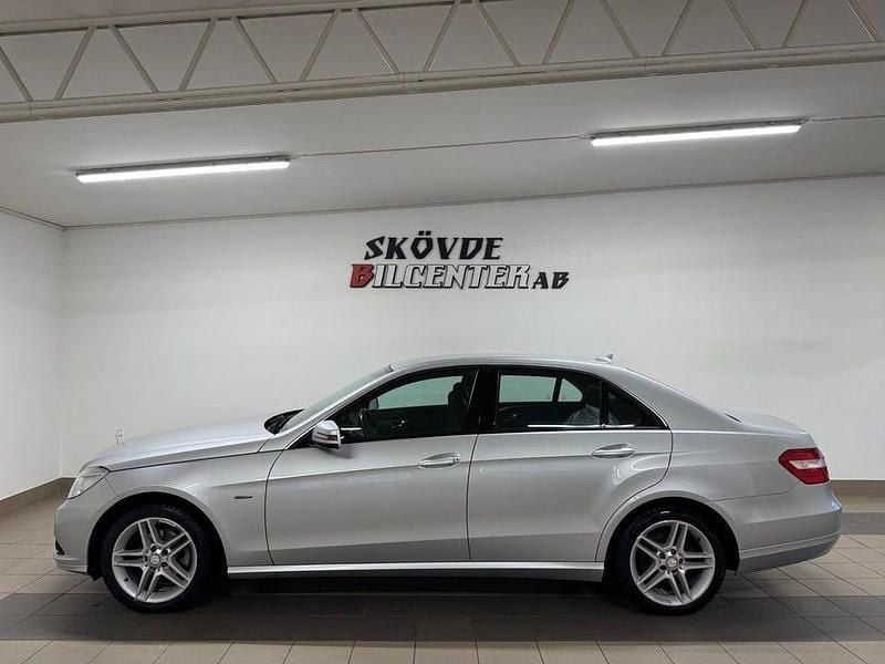 Ljusgrå (grå) Begagnad 2010 Mercedes E200 Classic Sedan | 92 500 kr (Lite dyr) - Bild 1/4