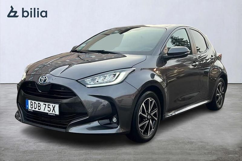 Mörkgrå (grå) Begagnad 2023 Toyota Yaris Hybrid Active Halvkombi | 229 900 kr (Marknadspris) - Bild 1/3