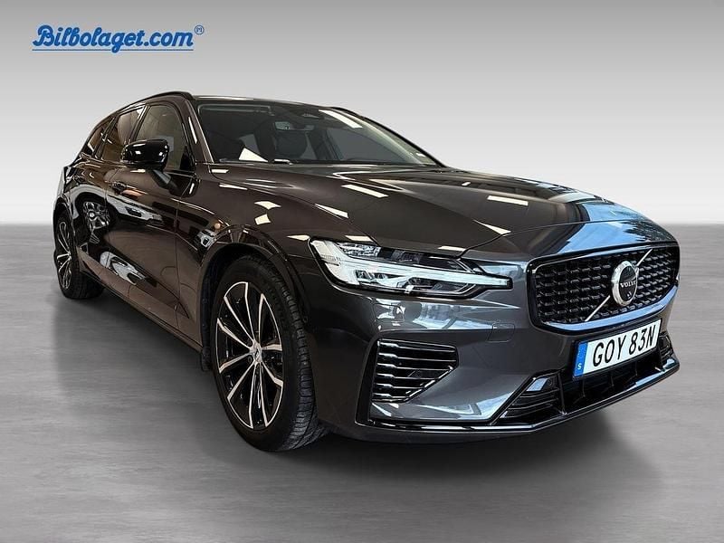 Grå Begagnad 2025 Volvo V60 Plus Kombi | 499 900 kr (Marknadspris) - Bild 1/4
