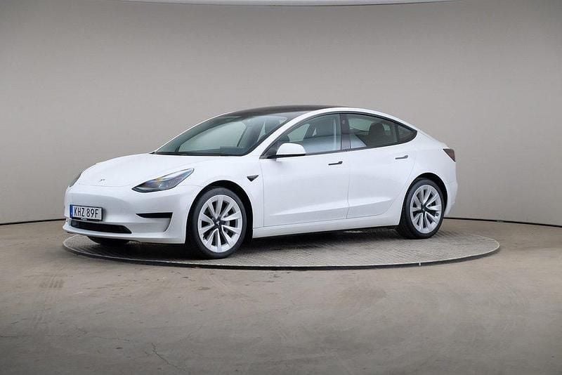 Vit Begagnad 2021 Tesla Model 3 Standard Range Plus Sedan | 245 000 kr (Marknadspris) - Bild 1/4