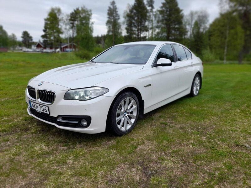 Vit Begagnad 2014 BMW 520 Sedan | 145 000 kr (Marknadspris) - Bild 1/4