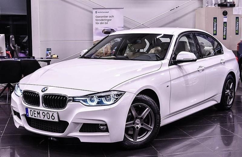 Vit Begagnad 2016 BMW 320 M Sport Sedan | 189 900 kr (Marknadspris) - Bild 1/4