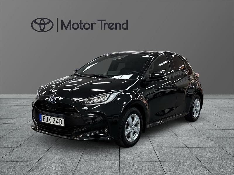Svart Begagnad 2023 Toyota Yaris Hybrid Style | 229 000 kr (Superpris) - Bild 1/3