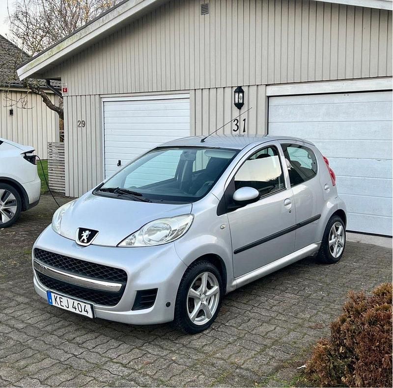 Grå Begagnad 2010 Peugeot 107 Halvkombi | 20 000 kr (Bra pris) - Bild 1/4