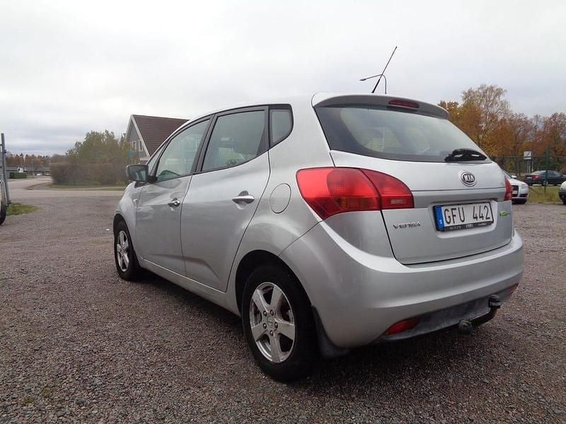 Begagnad Kia Venga 90 HK (66 kW) 2010 Silver Halvkombi