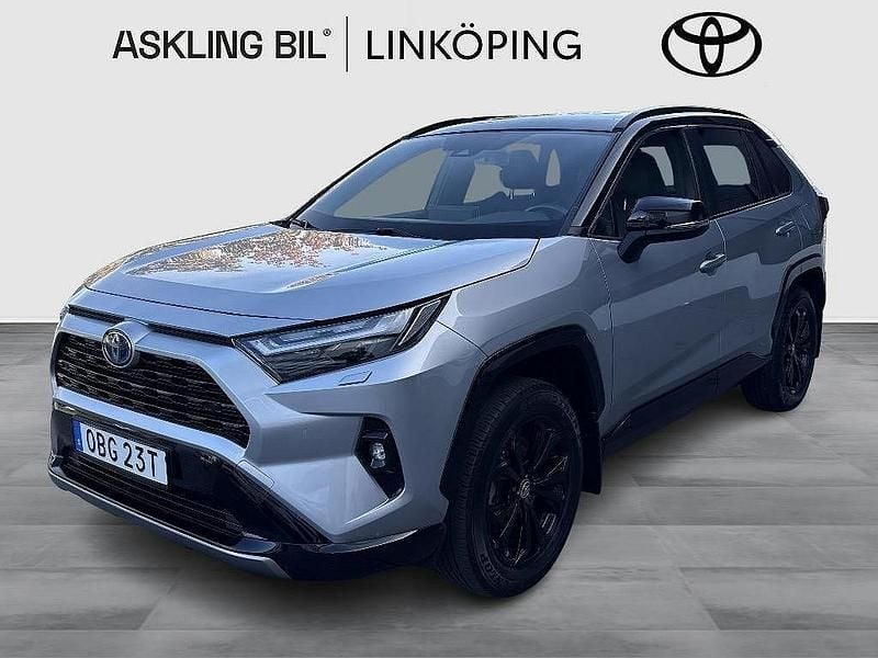Grå Begagnad 2022 Toyota RAV4 Hybrid Style SUV | 379 000 kr (Marknadspris) - Bild 1/3