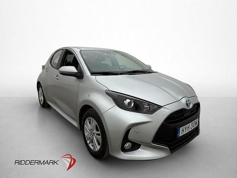 Begagnad Toyota Yaris Hybrid Active 116 HK (85 kW) 2023 Silver Halvkombi