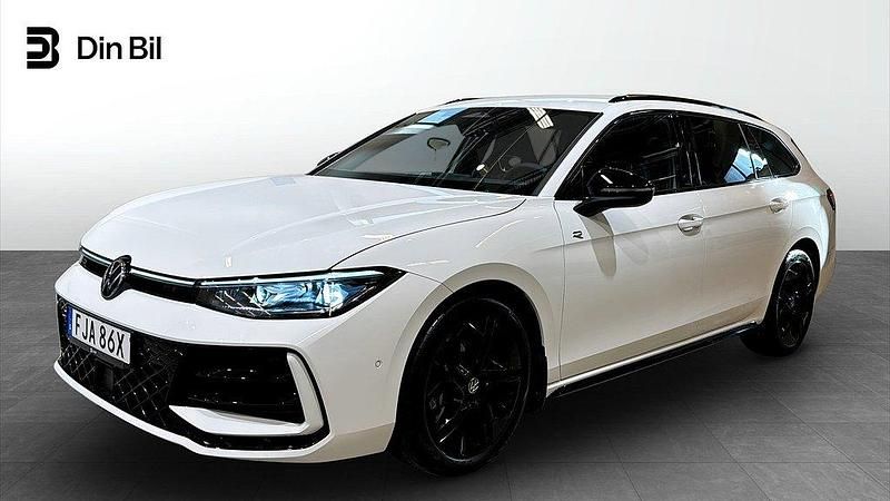 Vit Begagnad 2024 VW Passat R-line Kombi | 479 900 kr - Bild 1/4