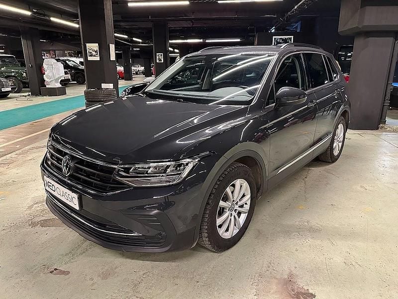 Grå Begagnad 2023 VW Tiguan SUV | 309 000 kr (Bra pris) - Bild 1/4