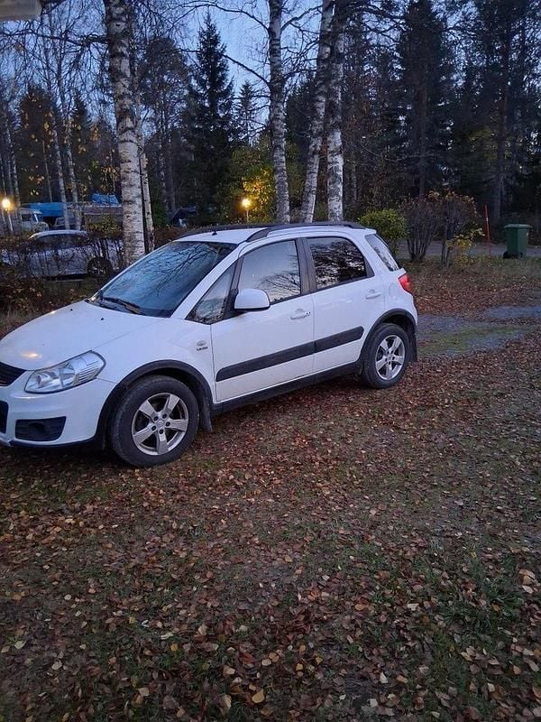 Vit Begagnad 2010 Suzuki SX4 Halvkombi | 42 500 kr (Marknadspris) - Bild 1/4