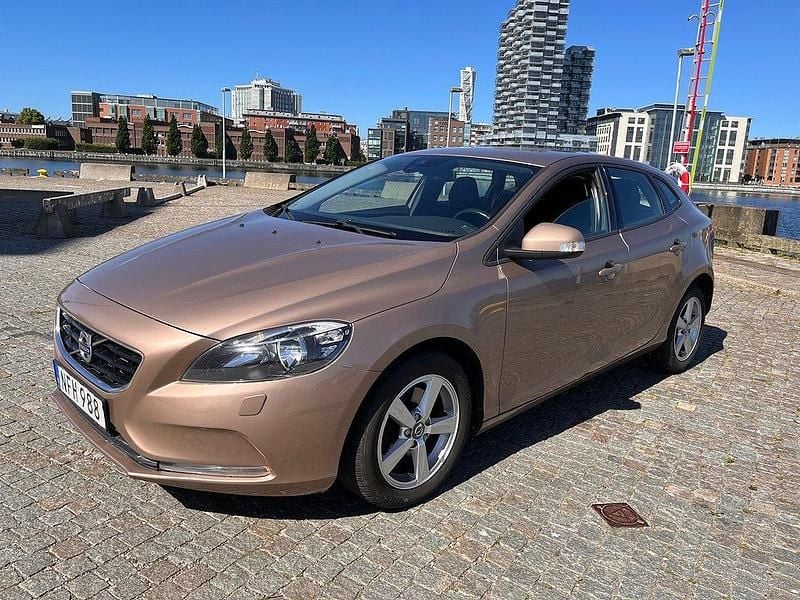 Brun Begagnad 2016 Volvo V40 Kinetic Kombi | 129 000 kr (Marknadspris) - Bild 1/4