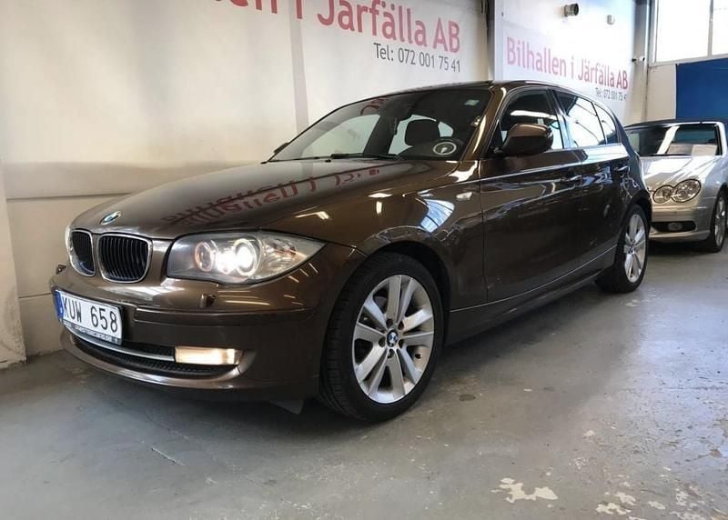 Brun Begagnad 2011 BMW 118 Advantage Halvkombi | 50 000 kr - Bild 1/4