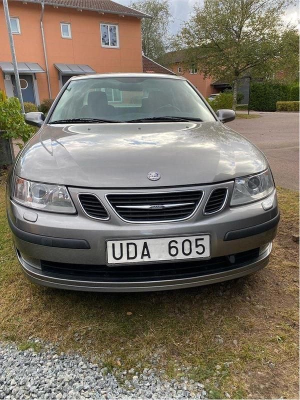 Grå Begagnad 2003 Saab 9-3 Sedan | 45 000 kr (Marknadspris) - Bild 1/4