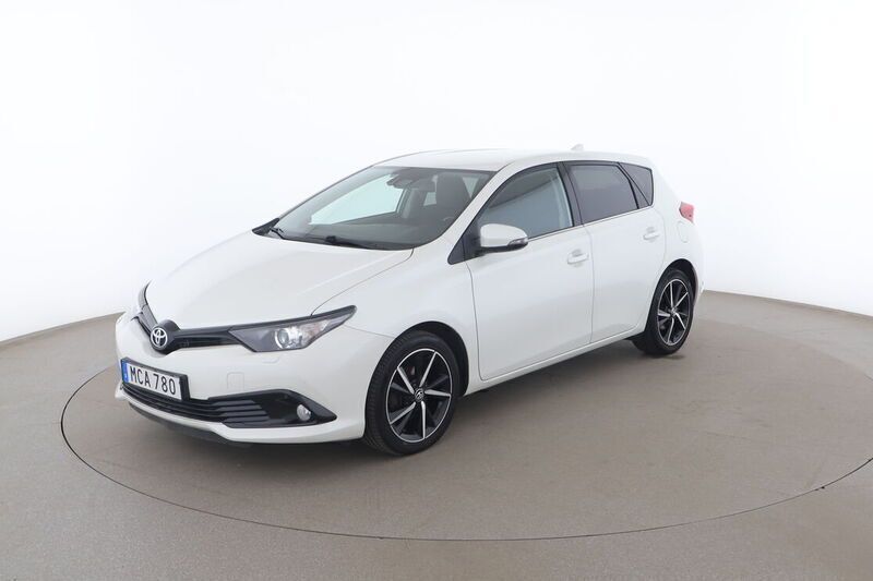 Vit Begagnad 2018 Toyota Auris Touch Sedan | 144 000 kr - Bild 1/4
