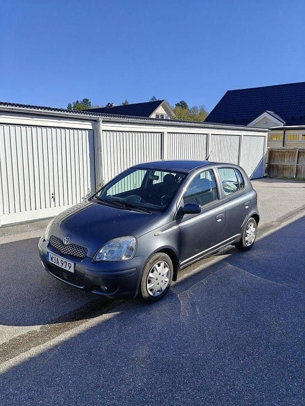 Blå Begagnad 2004 Toyota Yaris Halvkombi | 21 000 kr (Marknadspris) - Bild 1/4