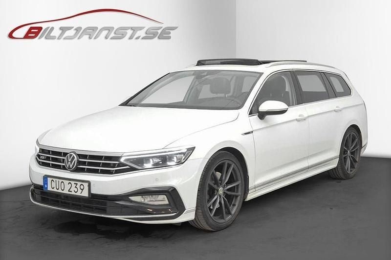 Vit Begagnad 2022 VW Passat R-line Kombi | 319 900 kr (Lite dyr) - Bild 1/4