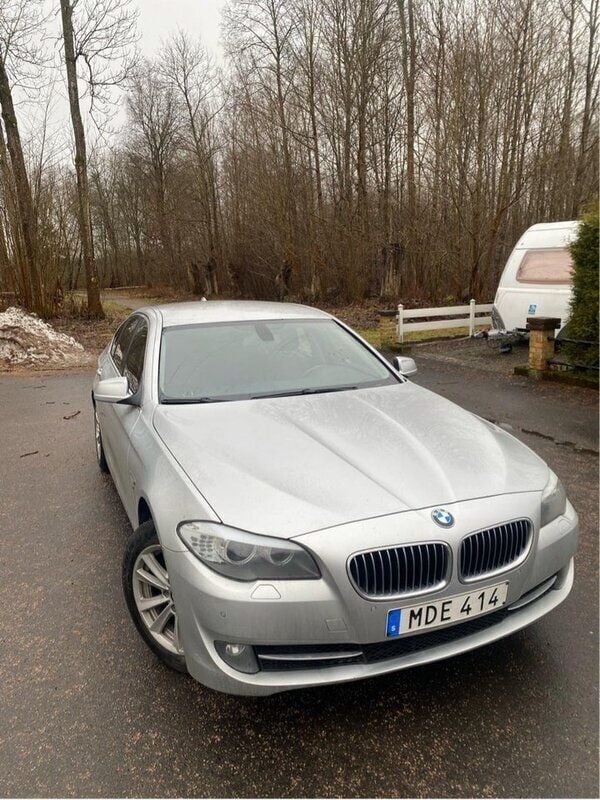 Grå Begagnad 2012 BMW 520 Sedan | 84 000 kr (Bra pris) - Bild 1/4