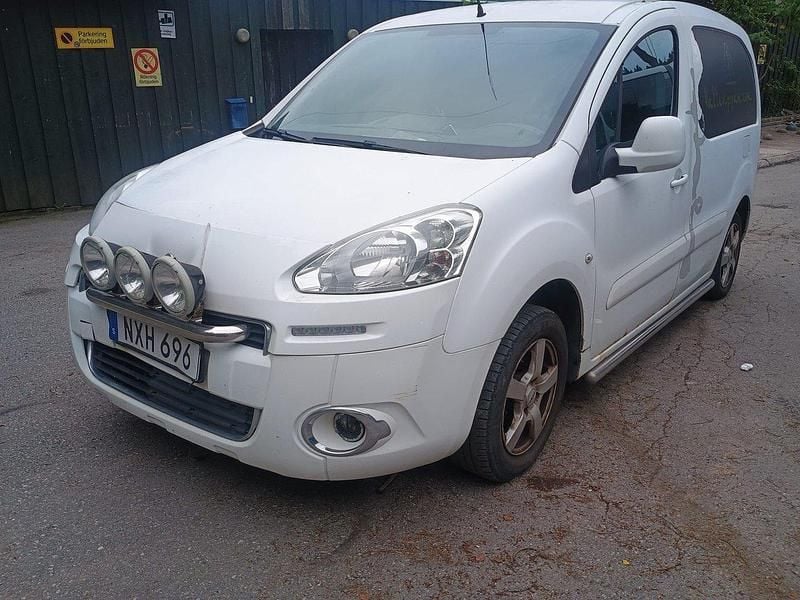 Vit Begagnad 2013 Peugeot Partner Minibuss | 39 900 kr (Bra pris) - Bild 1/4