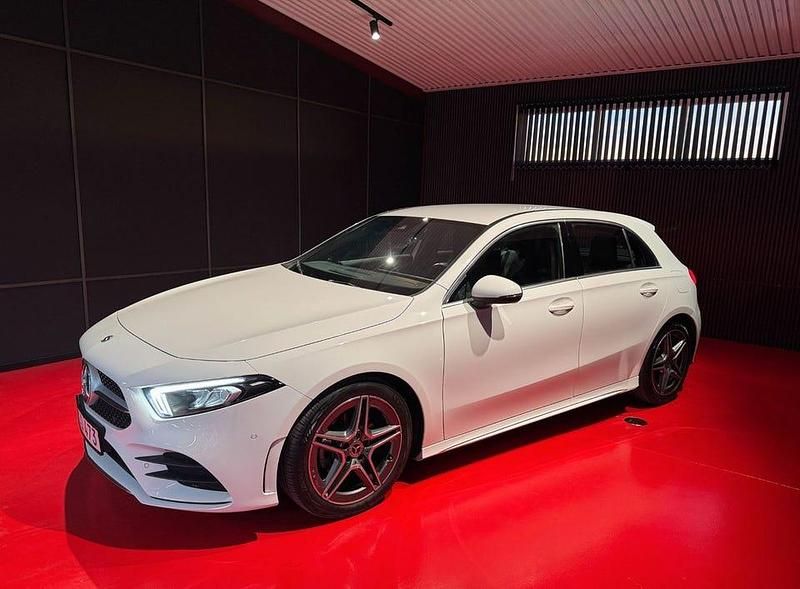 Vit Begagnad 2022 Mercedes A200 AMG Halvkombi | 309 900 kr (Lite dyr) - Bild 1/4