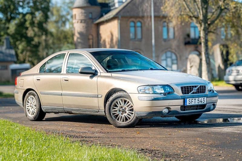 Ljusbrun Begagnad 2001 Volvo S60 Business Edition Sedan | 24 000 kr (Lite dyr) - Bild 1/4