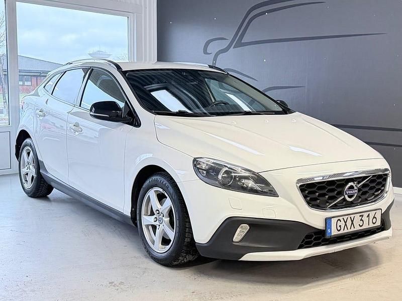 Begagnad Volvo V40 CC Momentum 116 HK (85 kW) 2014 Vit Kombi