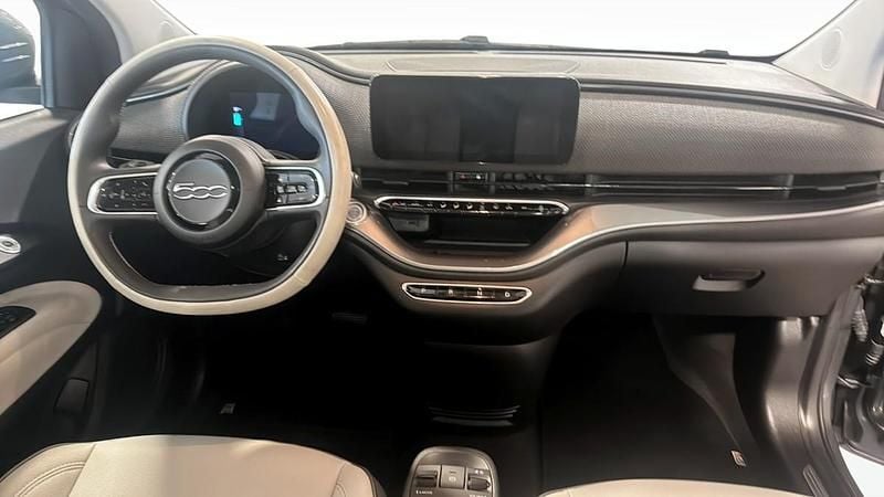 Begagnad Fiat 500e La Prima 87 kW (119 HK) 2022 Grå (grey) Halvkombi