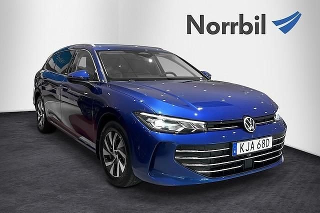 Blå Begagnad 2024 VW Passat Business Kombi | 349 900 kr (Dyr) - Bild 1/4