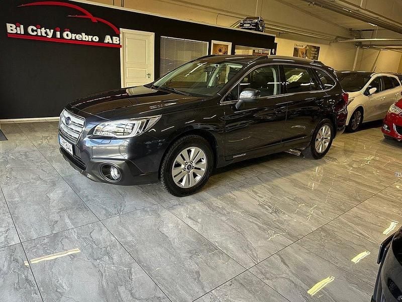 Mörkgrå (grå) Begagnad 2015 Subaru Outback SUV | 139 900 kr (Marknadspris) - Bild 1/4