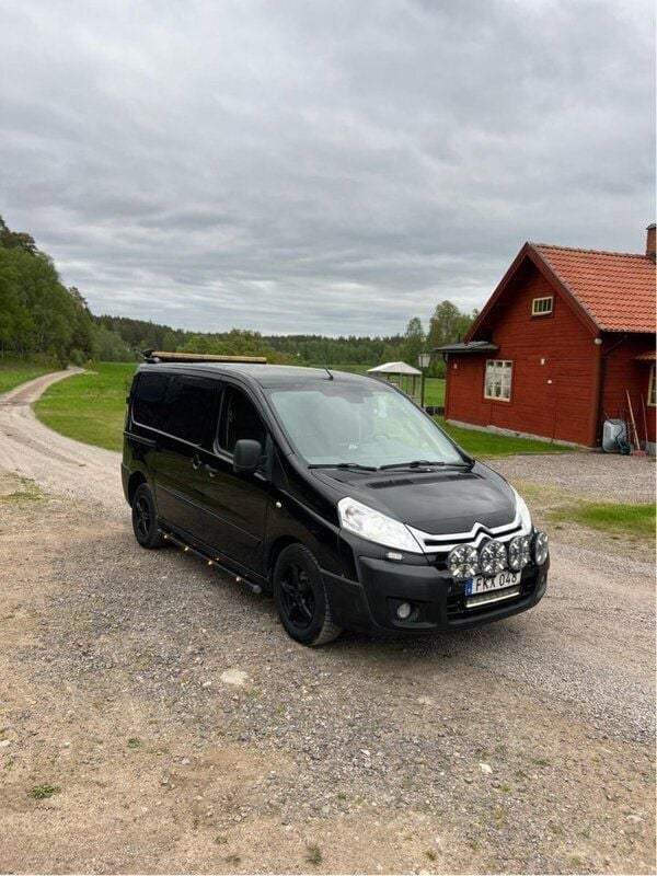 Svart Begagnad 2015 Citroën Jumpy Minibuss | 49 000 kr (Marknadspris) - Bild 1/4