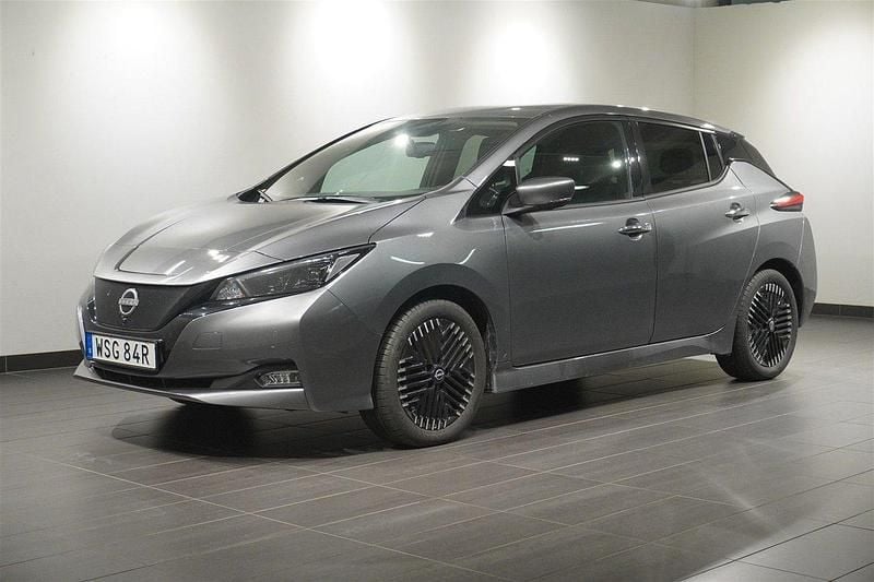 Grå Begagnad 2023 Nissan Leaf 360º Halvkombi | 208 800 kr (Marknadspris) - Bild 1/4