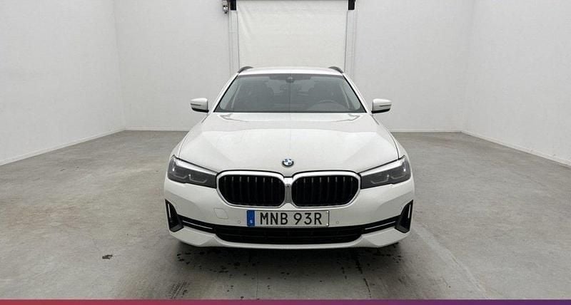 Vit Begagnad 2021 BMW 520 Kombi | 288 000 kr (Marknadspris) - Bild 1/4