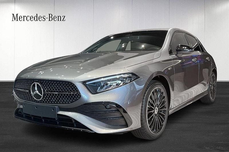 Bergsgrå metallic Ny 2026 Mercedes A250 Halvkombi | 461 000 kr - Bild 1/4