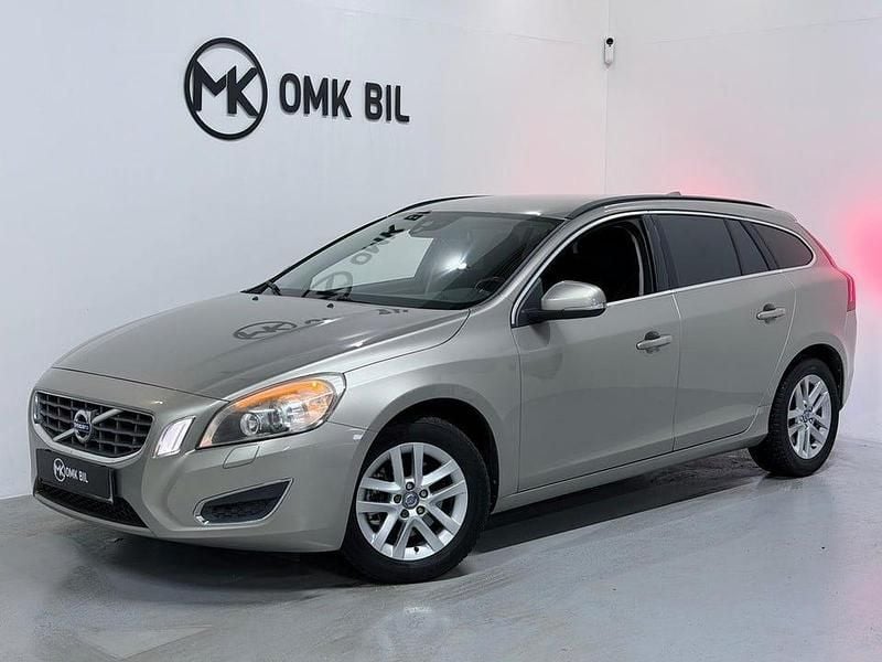 Ljusbrun Begagnad 2011 Volvo V60 Momentum Kombi | 74 900 kr (Marknadspris) - Bild 1/4