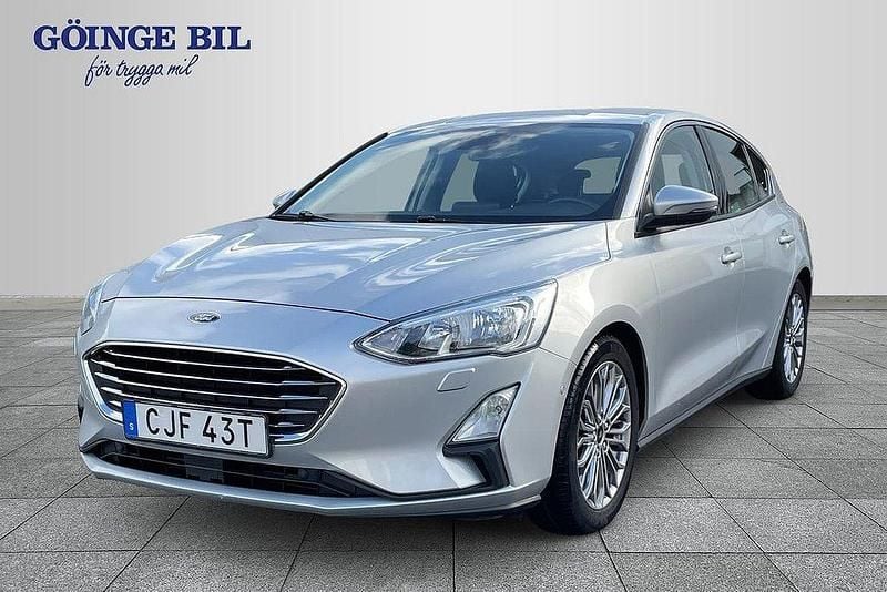 Grå Begagnad 2018 Ford Focus Titanium Halvkombi | 139 000 kr (Marknadspris) - Bild 1/3