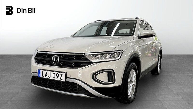 Grå (ascot grey) Begagnad 2022 VW T-Roc SUV | 264 900 kr (Marknadspris) - Bild 1/4