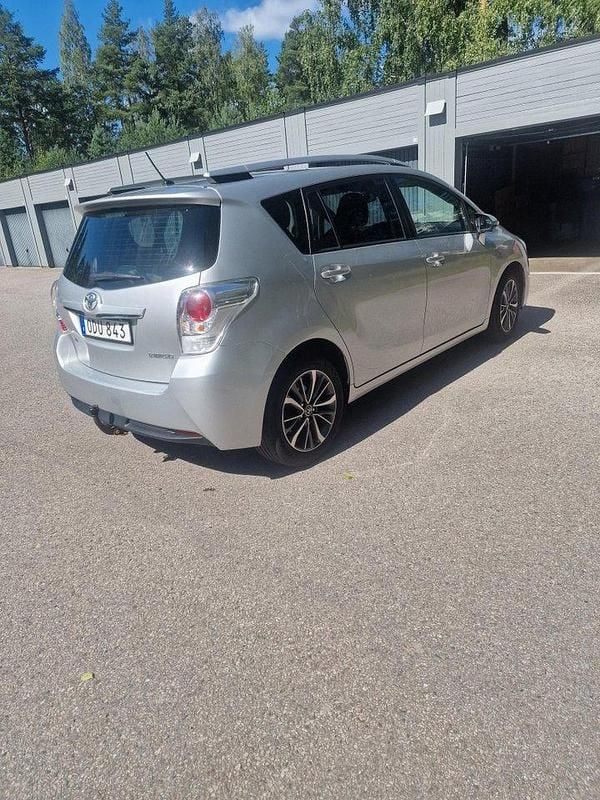 Silver Begagnad 2016 Toyota Verso Multidrive S Minibuss | 160 000 kr (Bra pris) - Bild 1/4
