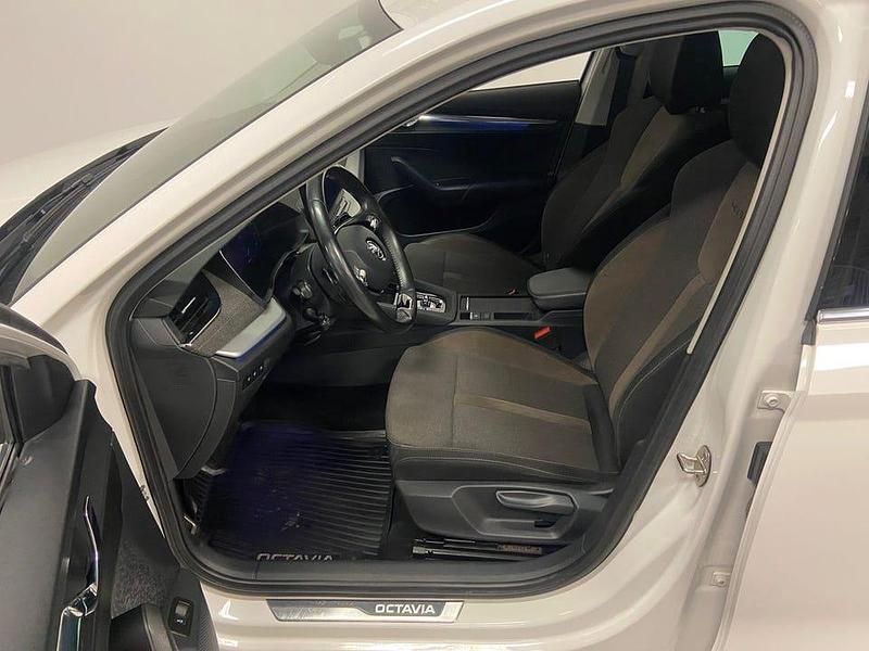 Begagnad Skoda Octavia Scout 200 HK (147 kW) 2021 Vit Kombi