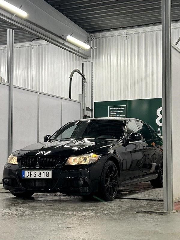 Svart Begagnad 2009 BMW 335 Comfort Edition Sedan | 159 000 kr (Marknadspris) - Bild 1/4