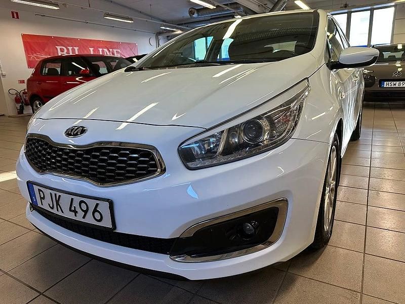Vit Begagnad 2017 Kia Ceed Halvkombi | 89 900 kr (Marknadspris) - Bild 1/4