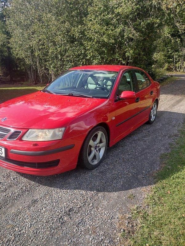 Röd Begagnad 2004 Saab 9-3 Vector Sedan | 12 000 kr (Marknadspris) - Bild 1/4