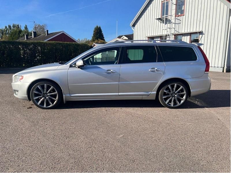Silver Begagnad 2014 Volvo V70 Summum Kombi | 125 000 kr (Marknadspris) - Bild 1/4