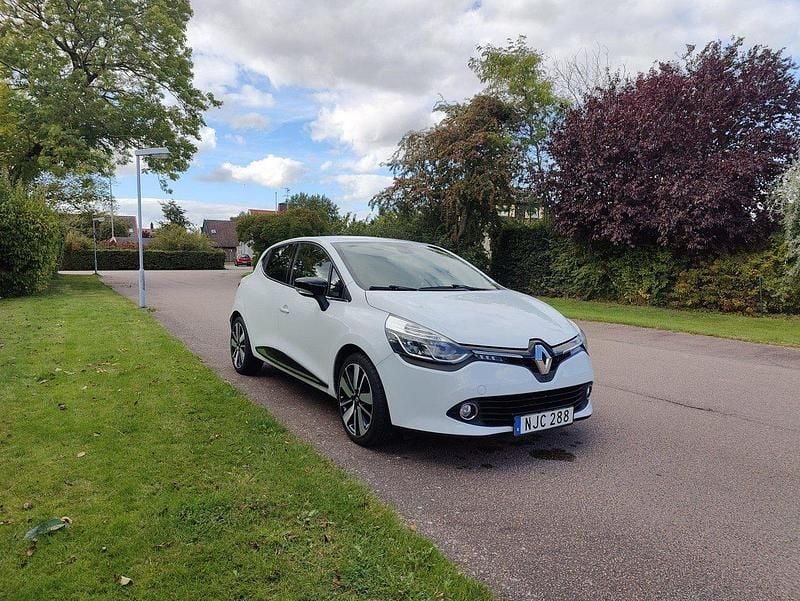 Vit Begagnad 2016 Renault Clio IV Halvkombi | 75 000 kr (Marknadspris) - Bild 1/4
