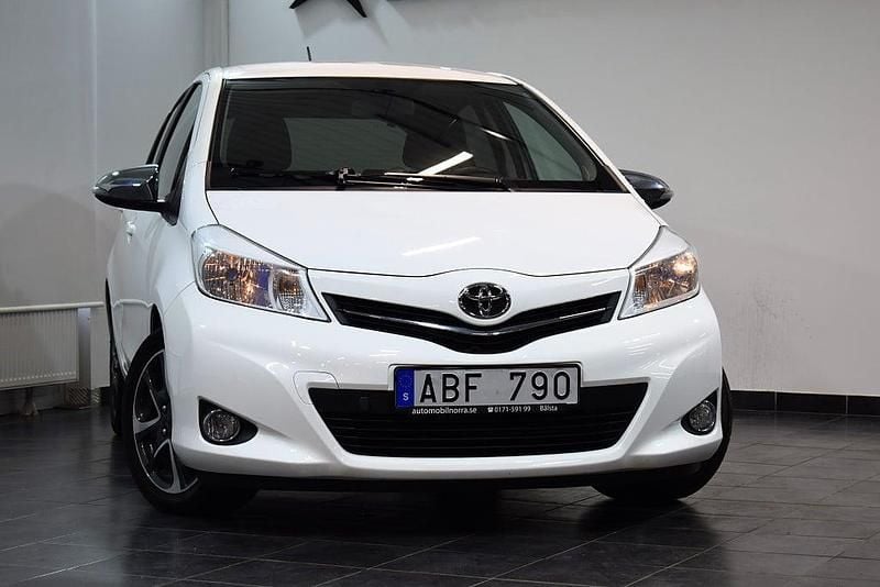 Begagnad Toyota Yaris Trend 99 HK (72 kW) 2013 Vit Halvkombi