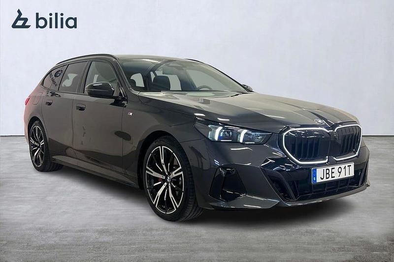 Grå Begagnad 2025 BMW 520 M Sport Kombi | 599 000 kr (Marknadspris) - Bild 1/4
