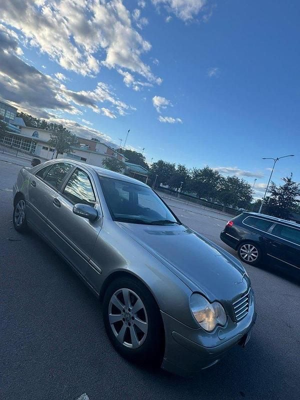Silver Begagnad 2003 Mercedes C180 Sedan | 29 999 kr (Marknadspris) - Bild 1/4