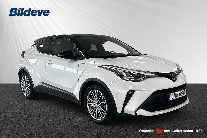 Vit Begagnad 2021 Toyota C-HR Executive SUV | 279 900 kr (Marknadspris) - Bild 1/4
