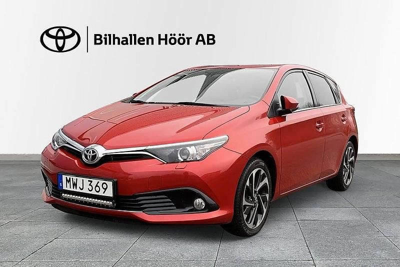 Mörkröd Begagnad 2015 Toyota Auris Active Halvkombi | 124 900 kr (Marknadspris) - Bild 1/3