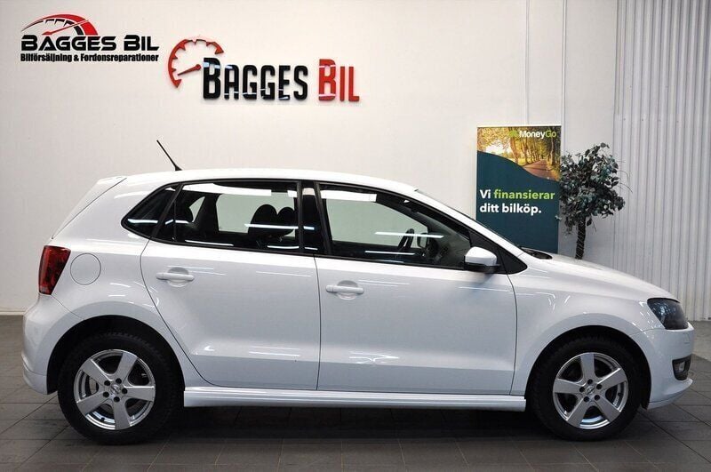 Vit Begagnad 2013 VW Polo Halvkombi | 89 900 kr (Bra pris) - Bild 1/4