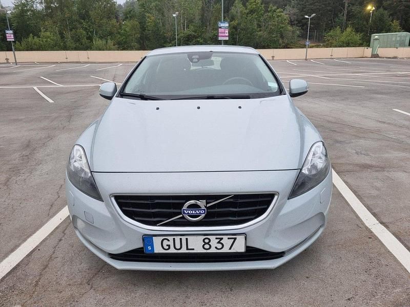 Blå Begagnad 2016 Volvo V40 Kinetic Kombi | 75 000 kr (Superpris) - Bild 1/4