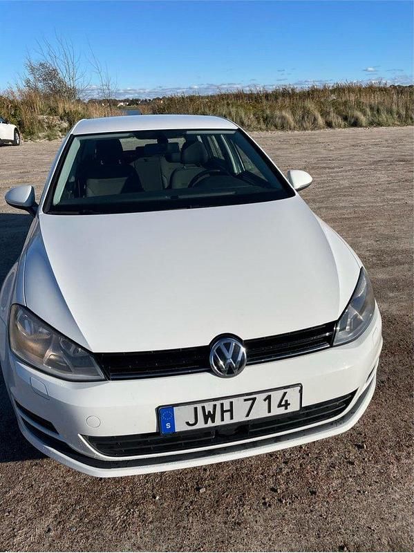 Vit Begagnad 2017 VW Golf VII Halvkombi | 115 000 kr (Marknadspris) - Bild 1/4